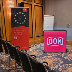 DOM LED Theke mit Rollup Banner